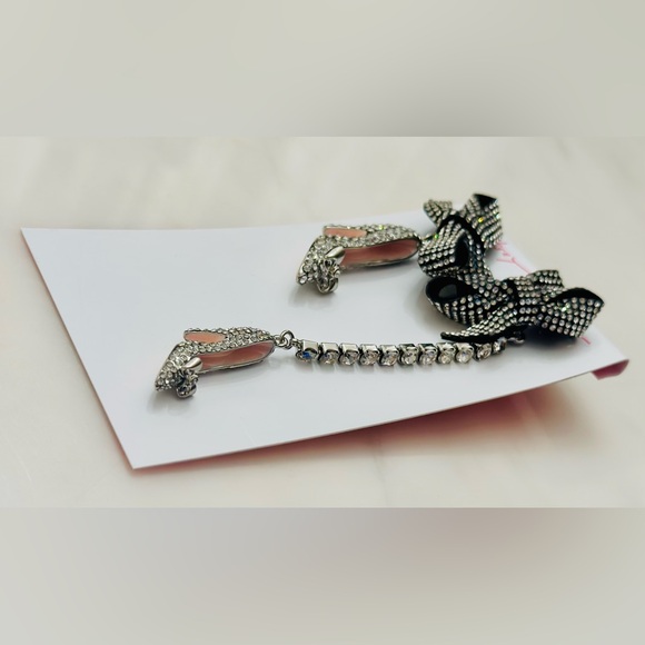💖24 HRS SALE!!!💖  New BETSEY JOHNSON Women High Heel Mismatch earrings - Picture 2 of 5